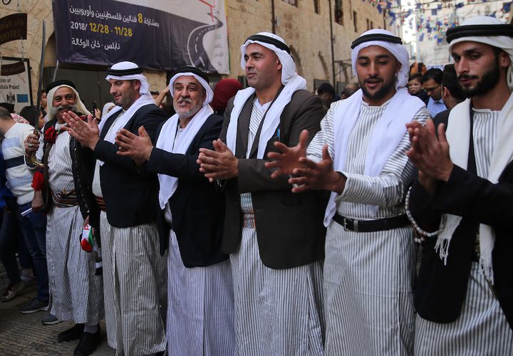 فرقة موسيقية فلسطينية تعزف الموسيقى في الشارع خلال كرنفال الشارع في مدينة نابلس بالضفة الغربية في 28 نوفمبر ، 2018.