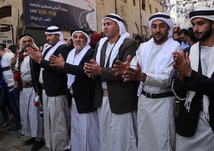 فرقة موسيقية فلسطينية تعزف الموسيقى في الشارع خلال كرنفال الشارع في مدينة نابلس بالضفة الغربية في 28 نوفمبر ، 2018.