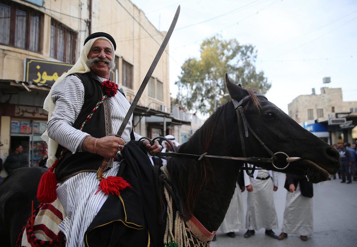 فرقة موسيقية فلسطينية تعزف الموسيقى في الشارع خلال كرنفال الشارع في مدينة نابلس بالضفة الغربية في 28 نوفمبر ، 2018.
