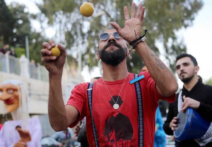 فرقة موسيقية فلسطينية تعزف الموسيقى في الشارع خلال كرنفال الشارع في مدينة نابلس بالضفة الغربية في 28 نوفمبر ، 2018.