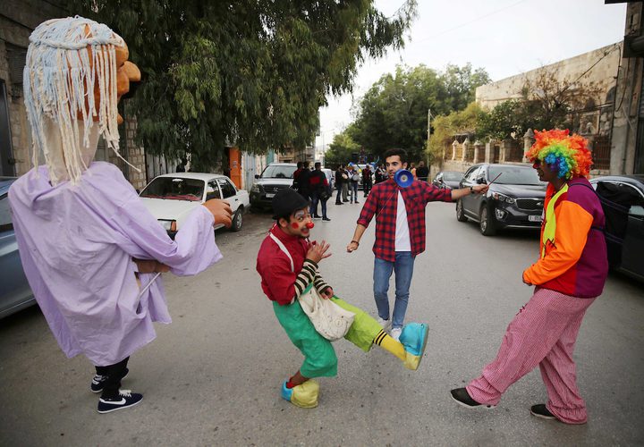 فرقة موسيقية فلسطينية تعزف الموسيقى في الشارع خلال كرنفال الشارع في مدينة نابلس بالضفة الغربية في 28 نوفمبر ، 2018.