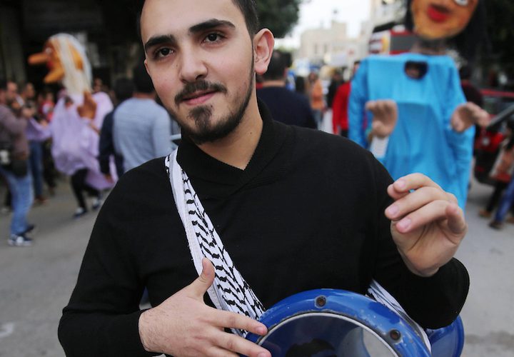 فرقة موسيقية فلسطينية تعزف الموسيقى في الشارع خلال كرنفال الشارع في مدينة نابلس بالضفة الغربية في 28 نوفمبر ، 2018.