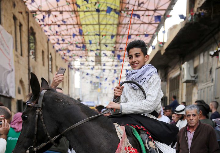 فرقة موسيقية فلسطينية تعزف الموسيقى في الشارع خلال كرنفال الشارع في مدينة نابلس بالضفة الغربية في 28 نوفمبر ، 2018.