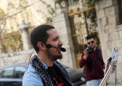 فرقة موسيقية فلسطينية تعزف الموسيقى في الشارع خلال كرنفال الشارع في مدينة نابلس بالضفة الغربية في 28 نوفمبر ، 2018.