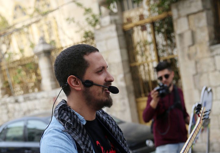 فرقة موسيقية فلسطينية تعزف الموسيقى في الشارع خلال كرنفال الشارع في مدينة نابلس بالضفة الغربية في 28 نوفمبر ، 2018.