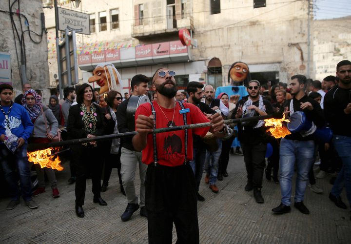فرقة موسيقية فلسطينية تعزف الموسيقى في الشارع خلال كرنفال الشارع في مدينة نابلس بالضفة الغربية في 28 نوفمبر ، 2018.