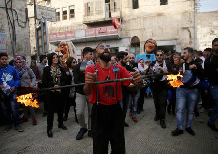 فرقة موسيقية فلسطينية تعزف الموسيقى في الشارع خلال كرنفال الشارع في مدينة نابلس بالضفة الغربية في 28 نوفمبر ، 2018.