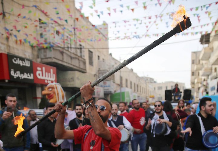 فرقة موسيقية فلسطينية تعزف الموسيقى في الشارع خلال كرنفال الشارع في مدينة نابلس بالضفة الغربية في 28 نوفمبر ، 2018.