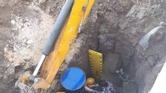 انقاذ عامل من انهيار مفاجئ داخل حفرة