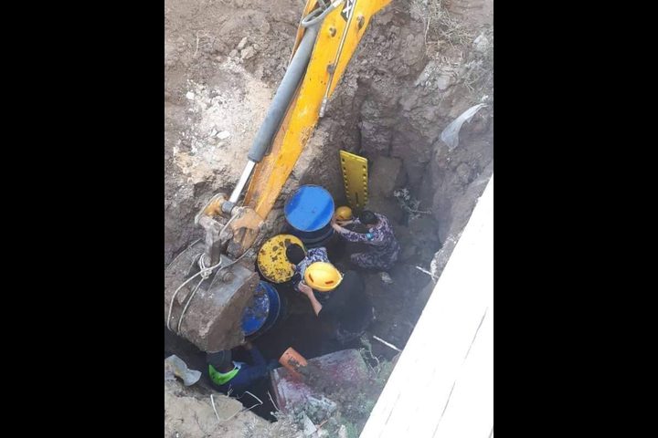 انقاذ عامل من انهيار مفاجئ داخل حفرة