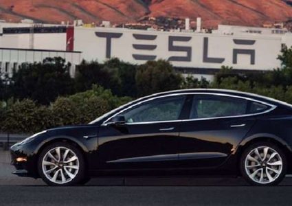 سيارة "تسلا 3" ذاتية القيادة تدق بابك