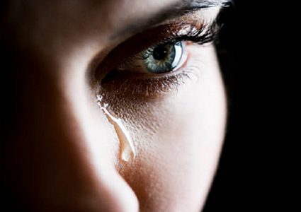 أداة تحفز البكاء لمنع جفاف العيون!