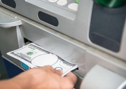 صراف آلي يوزع مئات الدولارات على العملاء!