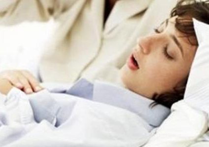 الشخير عند النساء دليل على أمراض خطيرة