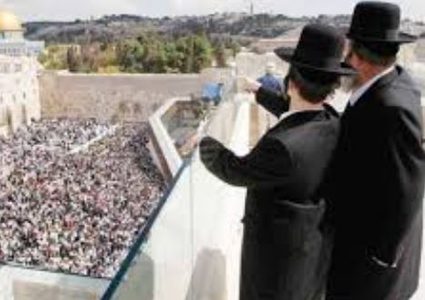 مستوطنون ينصبون شمعدانا ضخما في ساحة البراق