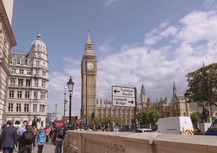 طالب بريطاني يعتدي على طفل سوري لاجئ محاولا خنقه!