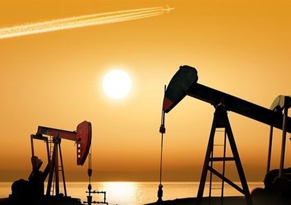 النفط يهبط بسبب وفرة المعروض وارتفاع الدولار