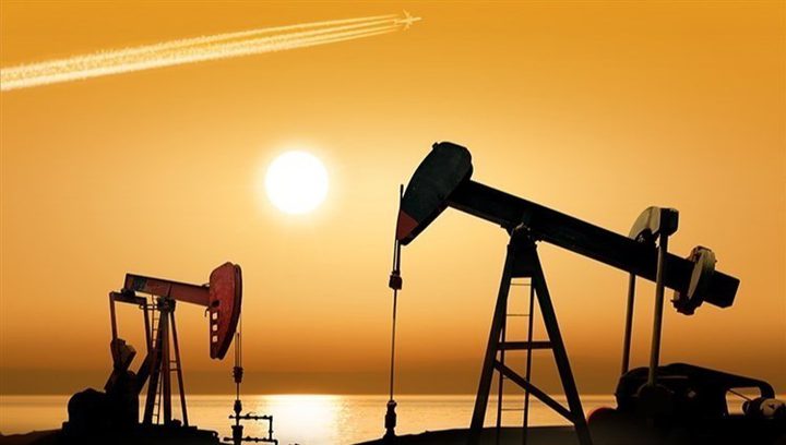 النفط يهبط بسبب وفرة المعروض وارتفاع الدولار