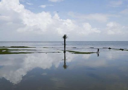 المياه "تلتهم" جزيرة هندية وترعب سكانها