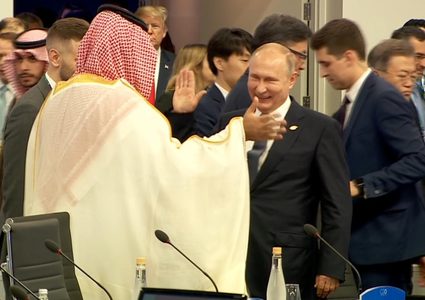 "مصافحة خاصة" بين ولي العهد السعودي وبوتن