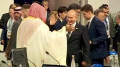 "مصافحة خاصة" بين ولي العهد السعودي وبوتن