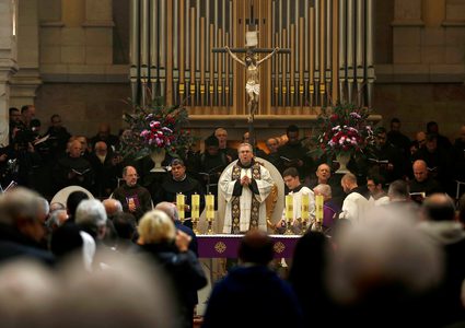 حارس الأراضي المقدسة الأب فرانكوستو باتون الأب يصل لقيادة كنيسة المهد في مدينة بيت لحم بالضفة الغربية في 1 كانون الأول / ديسمبر 2018.