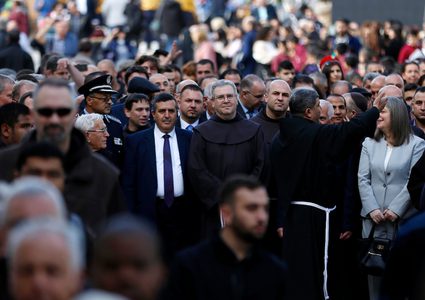 استقبال حارس الأراضي المقدسة في المهد.