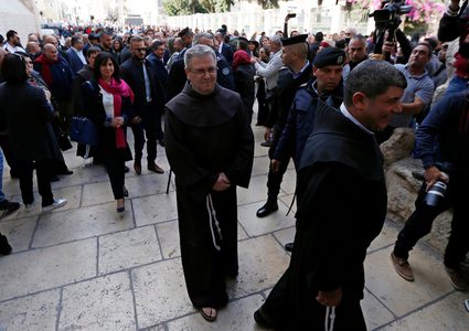 حارس الأراضي المقدسة الأب فرانكوستو باتون الأب يصل لقيادة كنيسة المهد في مدينة بيت لحم بالضفة الغربية في 1 كانون الأول / ديسمبر 2018.