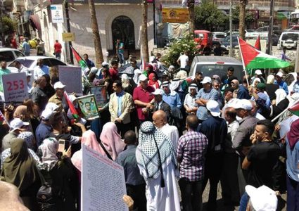 مسيرة في الخليل تطالب بتسليم جثامين الشهداء