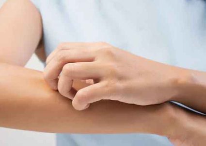 علماء يحذرون من "قاتل" يعيش على جلد الجميع!