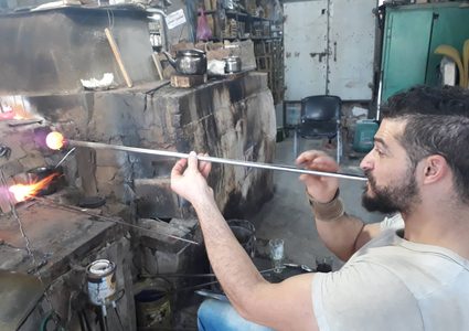 صناعة الزجاج في الخليل: نقش ونفخ وهندسة