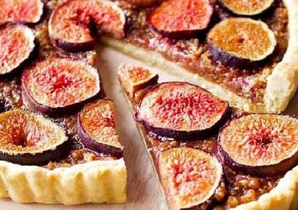 فطيرة التين واللوز المحمص