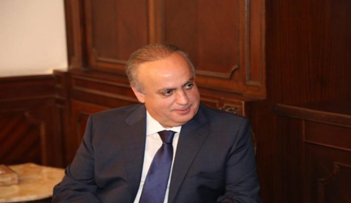 فرانس برس: مداهمة منزل وزير سابق حليف لحزب الله