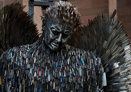 عرض تمثال "ملاك السكاكين" في مدينة ليفربول