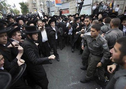 قانون التجنيد للحرديم يهدد بسقوط الائتلاف الحاكم