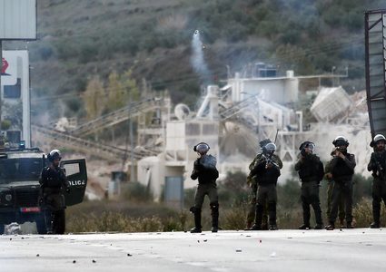 مواجهات بين الشبان وجنود الاحتلال على حاجز حوارة