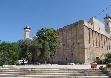 منع رفع الأذان في الحرم الإبراهيمي 47 صلاة