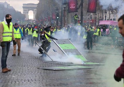 فرنسا..اجتماع حكومي طارئ لاحتواء "السترات الصفراء"