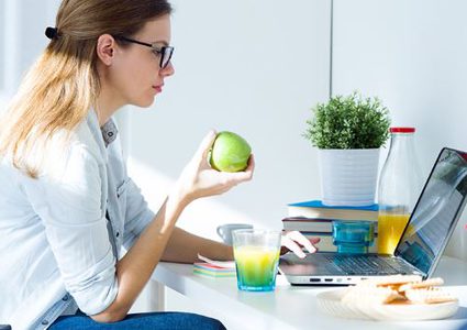 12 خطأ خلال الأكل قد تدمر صحتكم