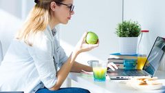 12 خطأ خلال الأكل قد تدمر صحتكم