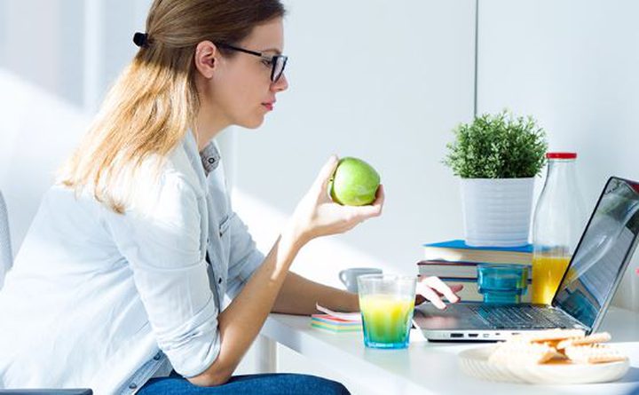 12 خطأ خلال الأكل قد تدمر صحتكم
