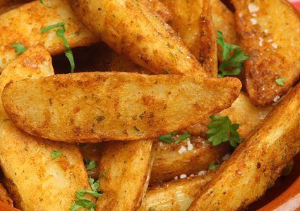 طريقتان لعمل بطاطس ودجز.. أيهما ستختارين ؟