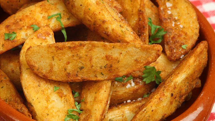 طريقتان لعمل بطاطس ودجز.. أيهما ستختارين ؟