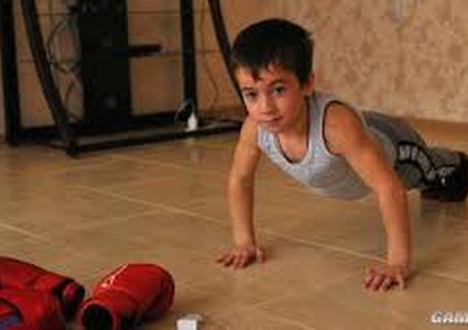 حقق المستحيل.. طفل يجري 3000 تمرين ضغط مرة واحدة!