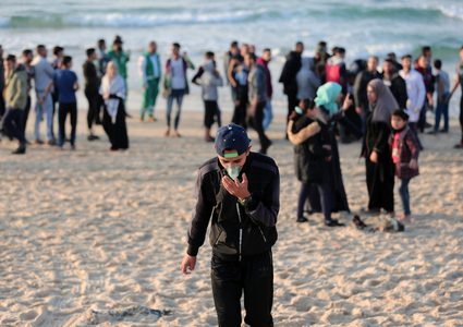 متظاهرون فلسطينيون يجتمعون خلال اشتباكات مع القوات الإسرائيلية في مظاهرة ضد الحصار الإسرائيلي على قطاع غزة، على طول الحاجز البحري لغزة على الحدود البحرية مع إسرائيل بالقرب من كيبوتس زيكيم، شمال بيت لاهيا في شمال قطاع غزة في 3 ديسمبر ، 2018.