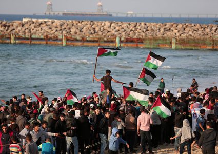 متظاهرون فلسطينيون يجتمعون خلال اشتباكات مع القوات الإسرائيلية في مظاهرة ضد الحصار الإسرائيلي على قطاع غزة، على طول الحاجز البحري لغزة على الحدود البحرية مع إسرائيل بالقرب من كيبوتس زيكيم، شمال بيت لاهيا في شمال قطاع غزة في 3 ديسمبر ، 2018.