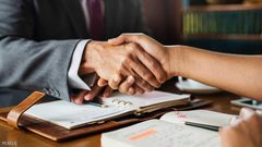 أزرار أكمام البدلات روايات متعددة..الحرب والزينة
