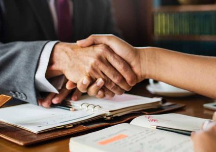 أزرار أكمام البدلات روايات متعددة..الحرب والزينة