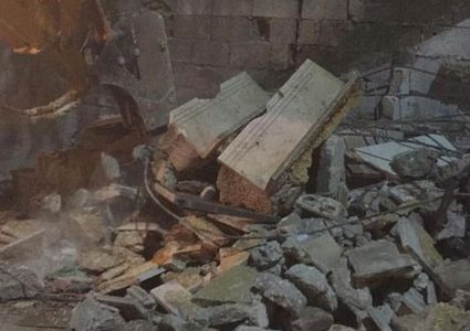 عائلة مقدسية تشرع بهدم إنشاءات في منزلها