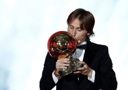 الكرواتي مودريتش يتوج رسميًا بجائزة الكرة الذهبية